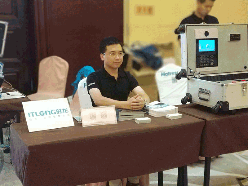 參會人員體驗旺龍云電梯、云對講的整套系統方案